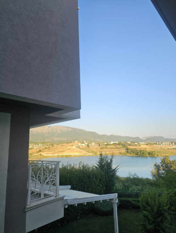 Vilë Unike për Shitje – Buzë Liqenit të Farkës 🌅