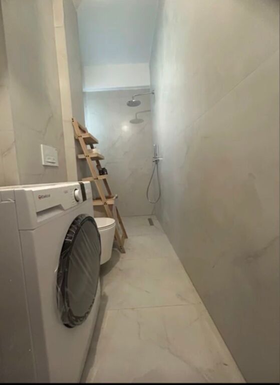 Jepet me qira garsoniere me ballkon, ndertim i ri i sapo perfunduar, mobiluar ne menyre shume komode dhe e pabanuar me pare. Adresa: Rezidenca Oxa, Rruga Dalip Topi, Tirane. Cmimi 300 euro/muaj.