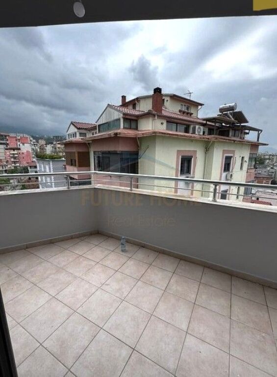 Shitet,Apartament 2+1+2, Rruga "Shefqet Kuka", Fresk