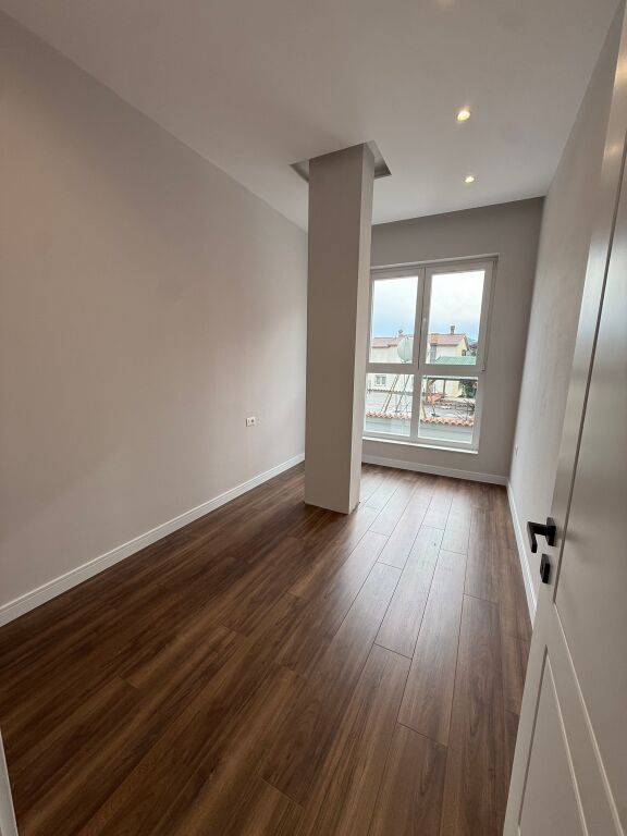 Jepet me qera apartament 2+1  i pa banuar me pare ne Sauk