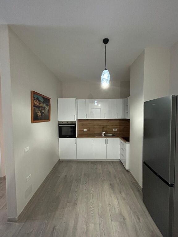 JEPET ME QIRA APARTAMENT 1+1 TE XHAMLLIKU 55.000 LEKE TE REJA