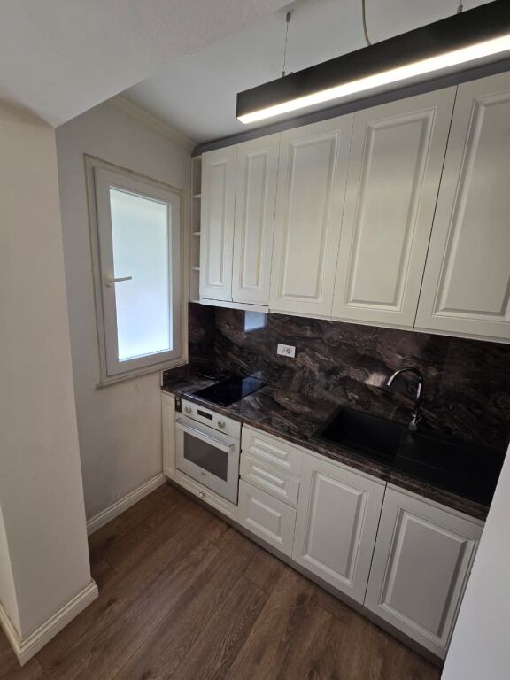 Zyre me qira, Mine Peza