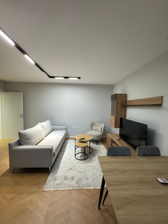 VENDESI APPARTAMENTO 1+1 CON BALCONE A SIRI KODRA