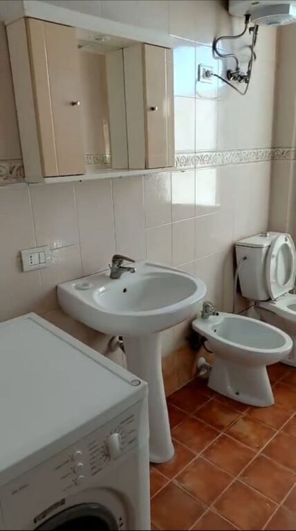 APARTAMENT 2+1. 30000 LEKE.QYTET STUDENTI.