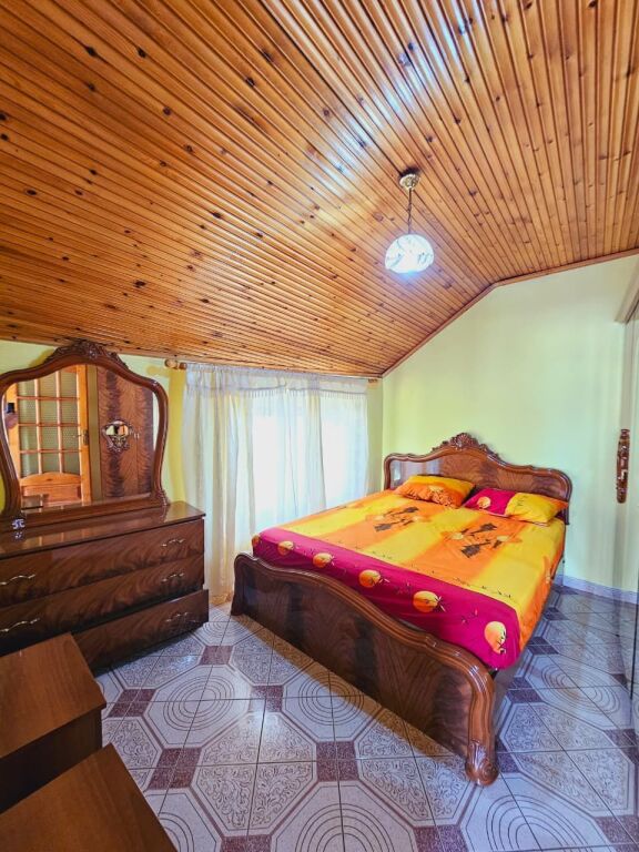 Rruga ELBASANIT pranë XHAMIS TABAKËVE  Jepet me Qera Apt: 1+1  (📍kati 3 shtepi private )  - E mobiluar