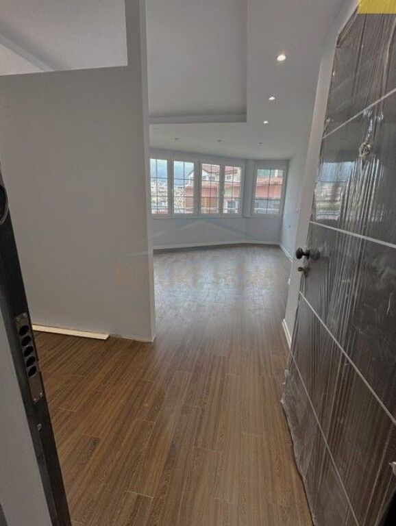 Shitet,Apartament 1+1, Rruga "Shefqet Kuka", Fresk