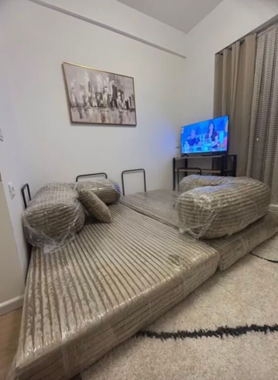 Jepet me qira garsoniere me ballkon, ndertim i ri i sapo perfunduar, mobiluar ne menyre shume komode dhe e pabanuar me pare. Adresa: Rezidenca Oxa, Rruga Dalip Topi, Tirane. Cmimi 300 euro/muaj.