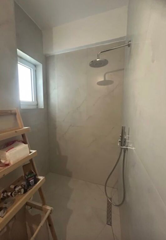 Jepet me qira garsoniere me ballkon, ndertim i ri i sapo perfunduar, mobiluar ne menyre shume komode dhe e pabanuar me pare. Adresa: Rezidenca Oxa, Rruga Dalip Topi, Tirane. Cmimi 300 euro/muaj.