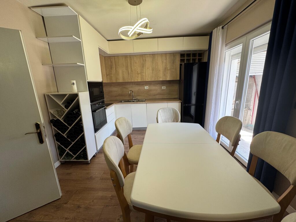 Shitet Apartament 2+1+2