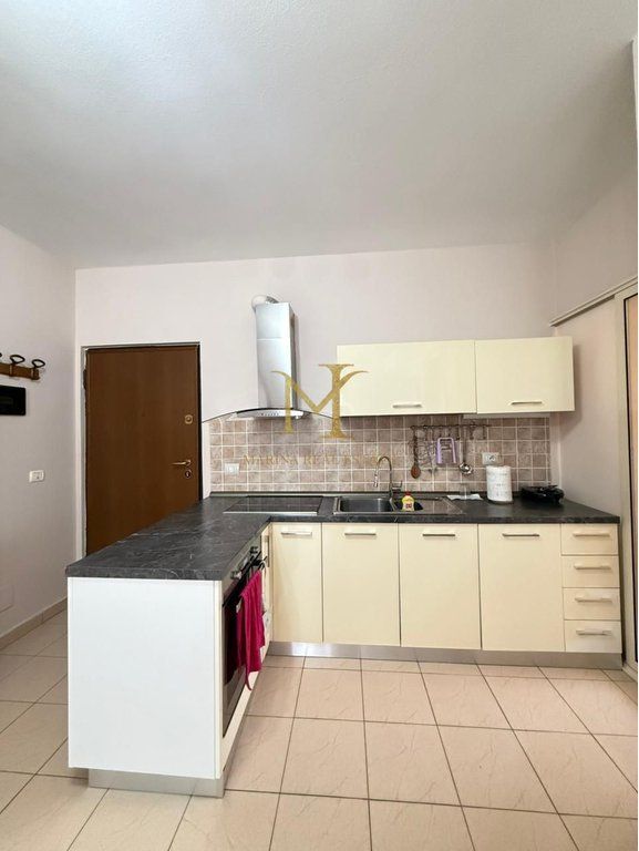 Apartament 1+1 me qera tek shkembi Kavajes !