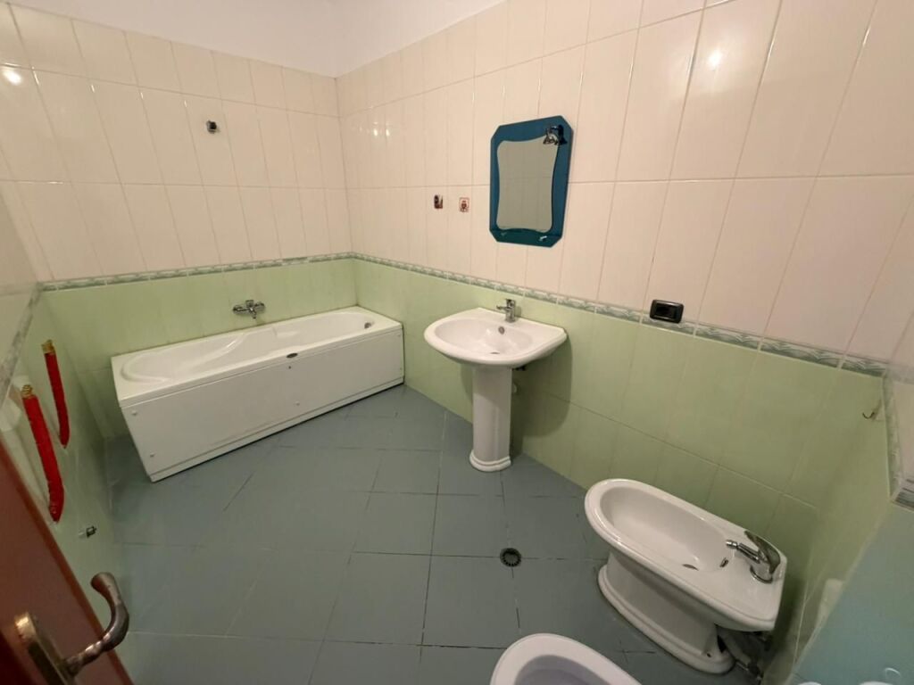 Apartament 2+1+Parking per qira tek Kopeshti Botanik.