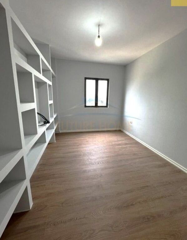 Shitet,Apartament 2+1+2, Rruga "Shefqet Kuka", Fresk