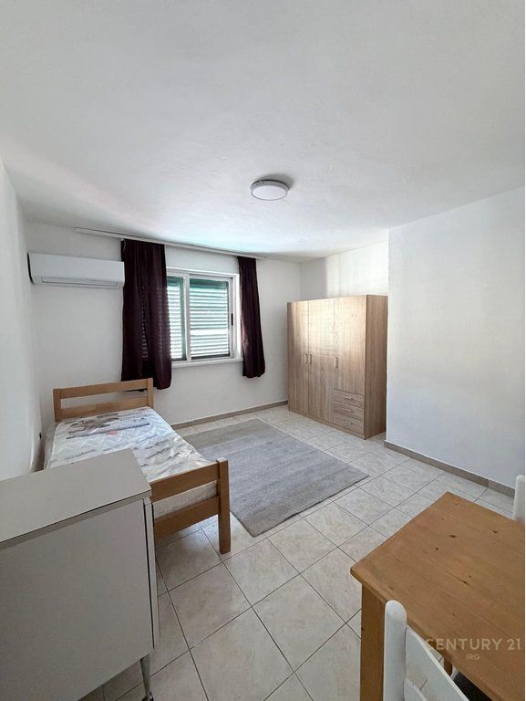 Jepet apartament 2+1+2 me qira prane Shkolles Baletit!
