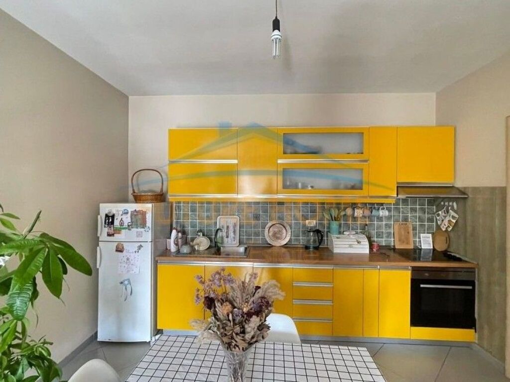 Shitet, Apartament 2+1, Unaza e Re, Tiranë.