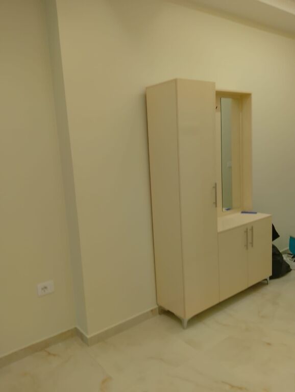 Tek Mjeksia prane rruges Kryesore Amerikan 2 jepet me qera apartament i ri 1+1 i pabanuar menpare!