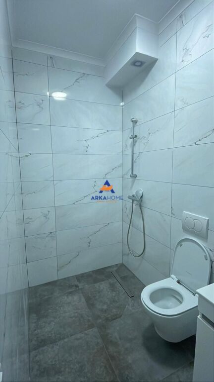 JEPET AMBJENT ZYRASH ME QERA 62M2 "RRUGA E KAVAJES" 800 EURO NETO