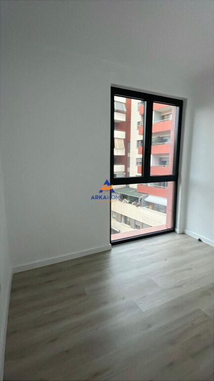 JEPET AMBJENT ZYRASH ME QERA 62M2 "RRUGA E KAVAJES" 800 EURO NETO