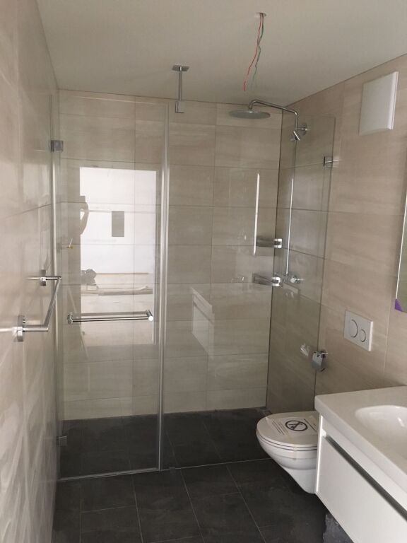 Tek Mjeksia prane rruges Kryesore Amerikan 2 jepet me qera apartament i ri 1+1 i pabanuar menpare!