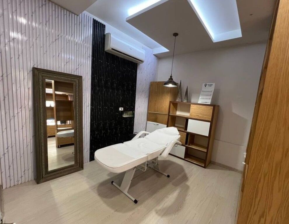 Ambient Komercial per Qira tek Pallati me Shigjeta