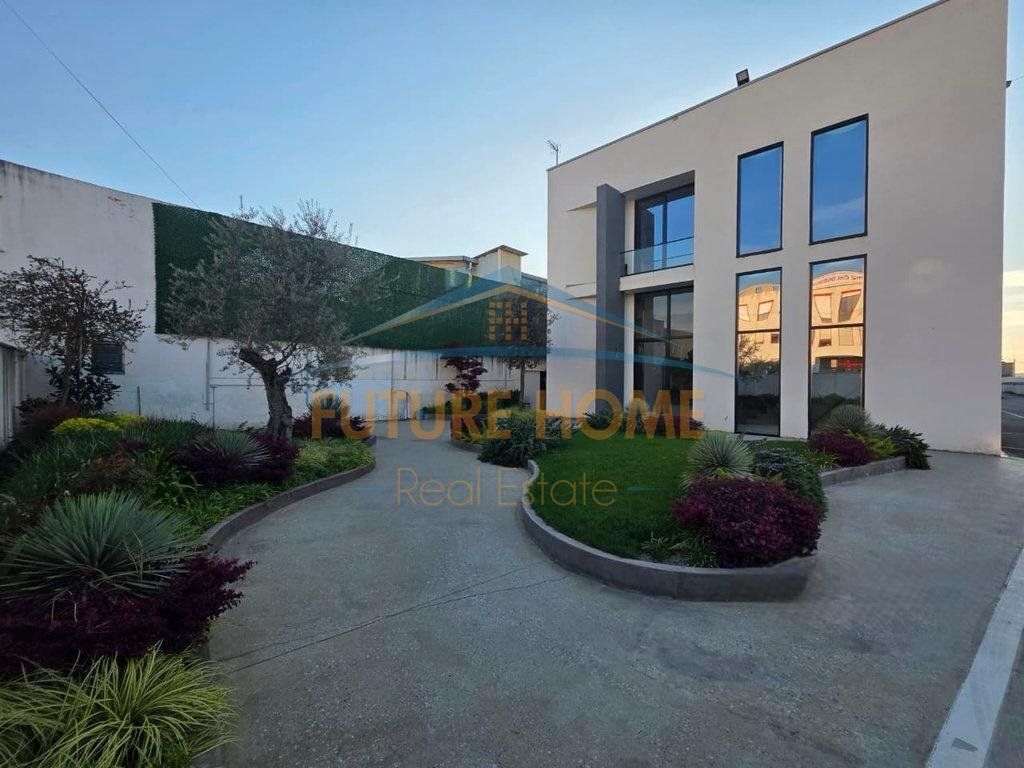 Qira, Godinë, Pranë QTU-së, Tirane