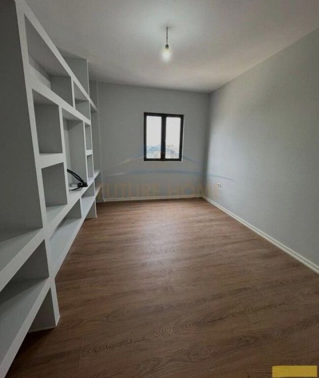 Shitet,Apartament 2+1+2, Rruga "Shefqet Kuka", Fresk