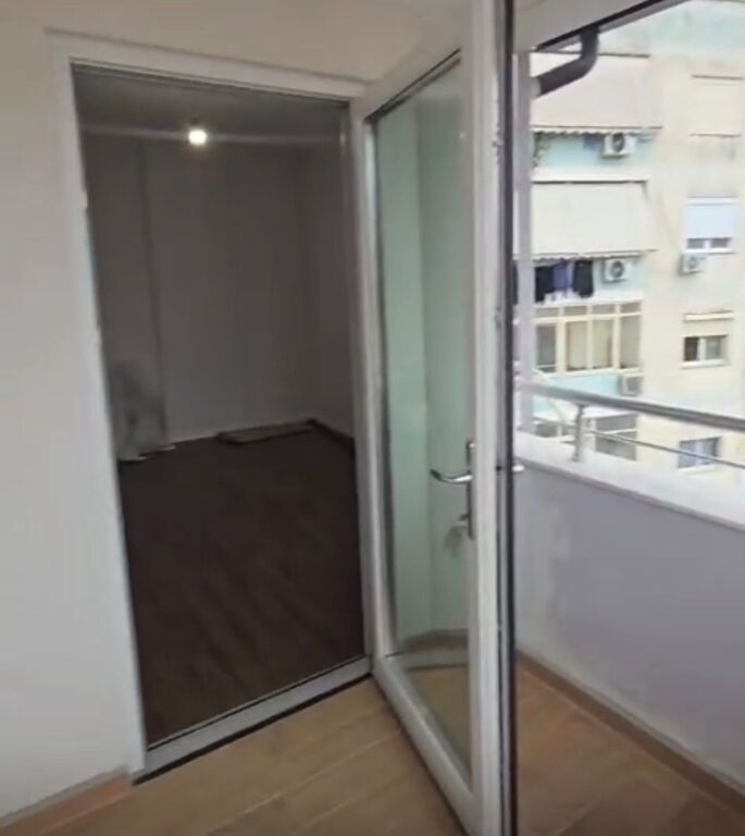 Shitet apartament 1+1 tek Fresku prane Restorant Deliu!