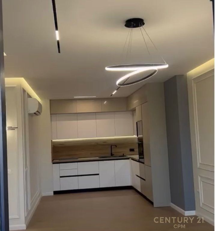 Shitet apartament 2+1 pranë Maternitetit të Ri