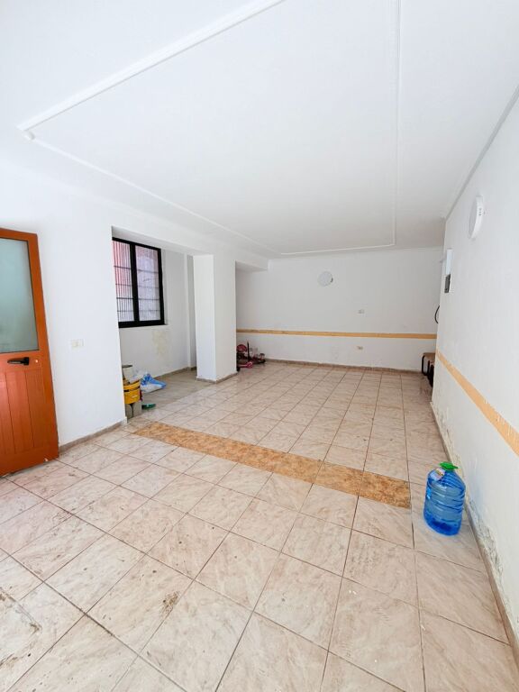 SHITET AMBIENT BIZNESI TEK RRUGA E PORTIT, DURRES