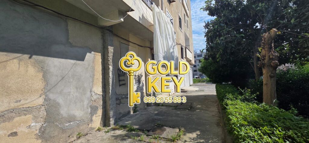 🏢 SHITET DYQAN / AMBIENT BIZNESI – TEK KRYQI I KUQ (STADIUMI) 🔥