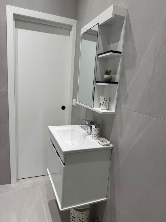 JEPET ME QERA APARTAMENT 1+1 PRANE QENDRES BLUESTAR, DURRES