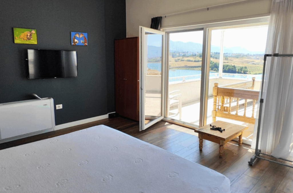 Vilë Unike për Shitje – Buzë Liqenit të Farkës 🌅