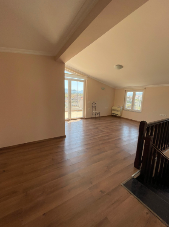 Vilë 4-Katëshe me Pishinë në Shitje – Akacia Hills, TEG