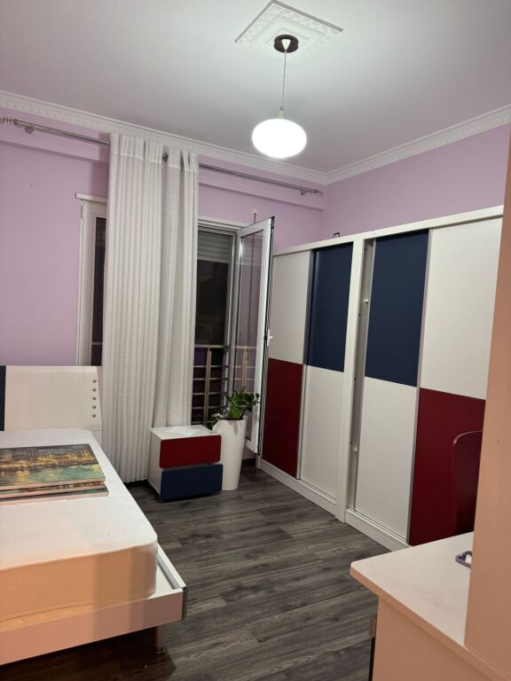 Shitet super apartament  2+2+1 Ballkon prane kopshtit zologjik