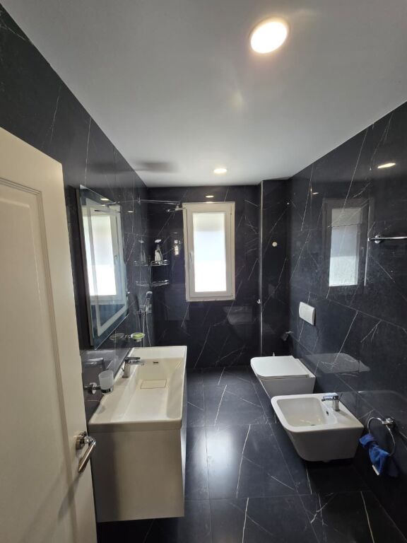 Zyre me qira, Mine Peza