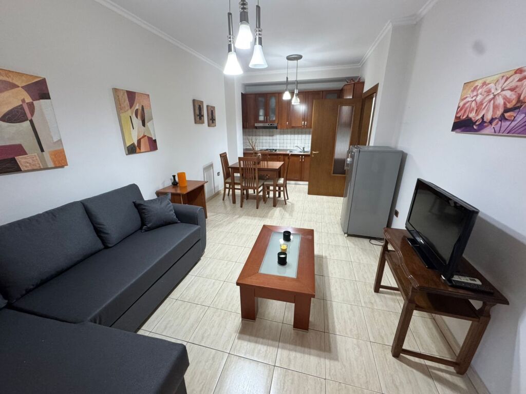 Tek Kristal Center jepet me qera apartament 1+1 tek Big Market siper Kristalit Kodra Diellit buze rruge!