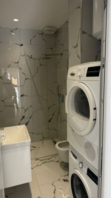 🏢Ne zonen e 5 Majit,pas Concord Center jepet me qera apartament 1+1+post parkimi i mobiluar.50,000 Leke
