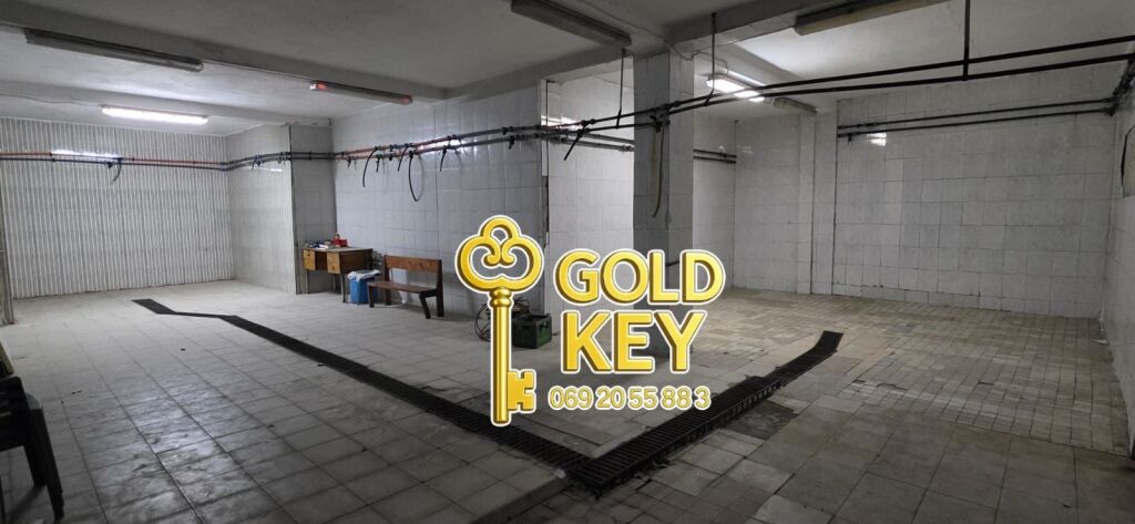 🏢 SHITET DYQAN / AMBIENT BIZNESI – TEK KRYQI I KUQ (STADIUMI) 🔥