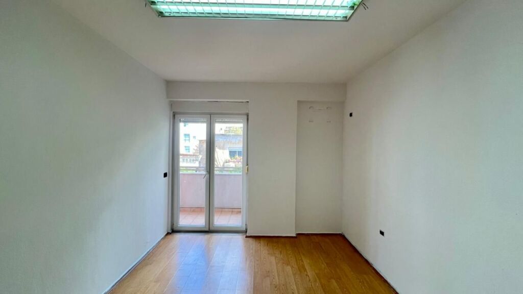 Me Qera: Zyre Moderne me 3 Ambiente Pune Sheshi Wilson (Prane Postes 8) - Kt.3 - 700€/Muaj - S.110m²