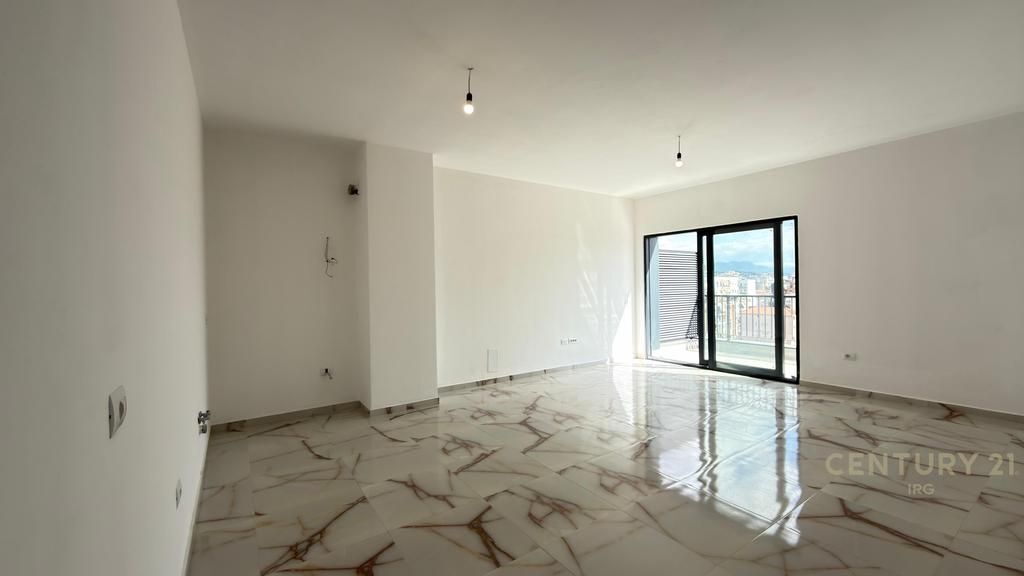 Jepet apartament 3+1+2 per Zyra tek Rruga e Barrikadave!