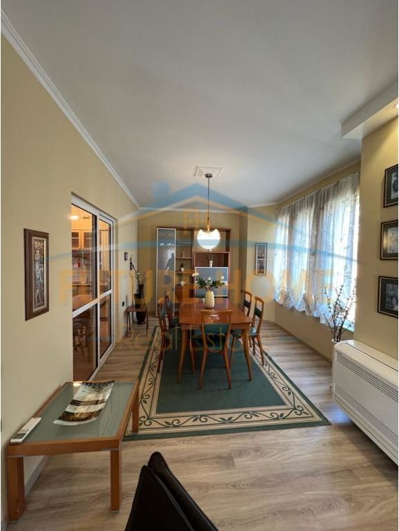 Qira, Apartament 1+1+2, Rruga e Barrikadave