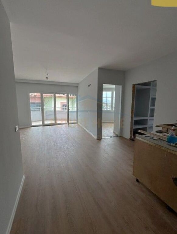 Shitet,Apartament 2+1+2, Rruga "Shefqet Kuka", Fresk