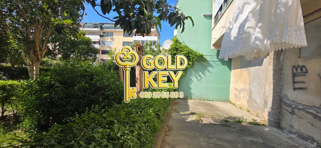 🏢 SHITET DYQAN / AMBIENT BIZNESI – TEK KRYQI I KUQ (STADIUMI) 🔥