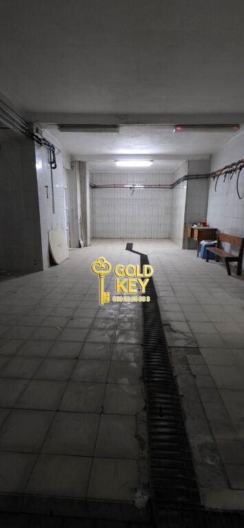 🏢 SHITET DYQAN / AMBIENT BIZNESI – TEK KRYQI I KUQ (STADIUMI) 🔥