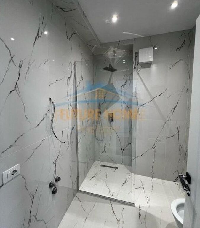 In vendita, appartamento 2+1+2 posti auto, Sauk, vicino al Ristorante Xibraku, Tirana.