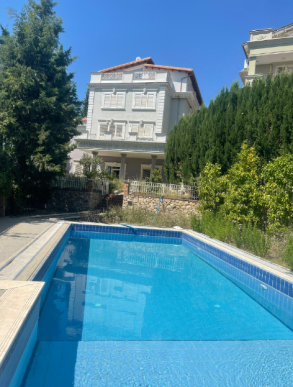 Vilë 4-Katëshe me Pishinë në Shitje – Akacia Hills, TEG