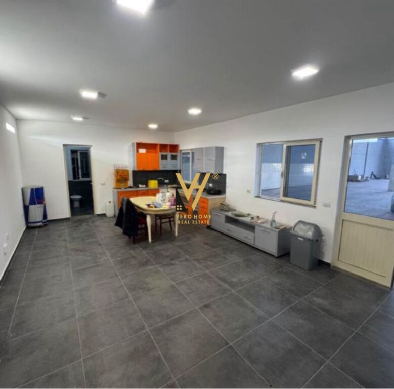 JEPET KAPANON 3.200 M2 ME QERA NE FUSHE KRUJE 3.200 EURO