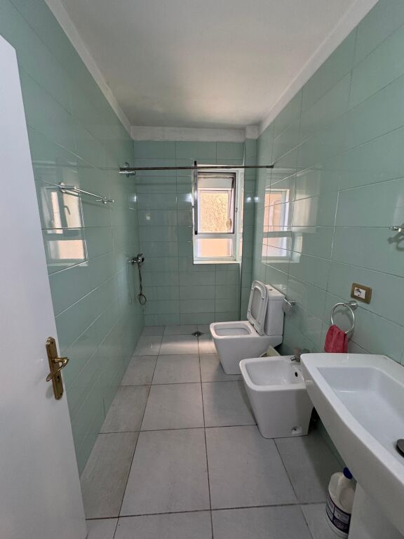 Shitet Apartament 2+1+2