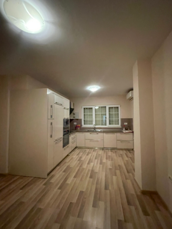 Vilë 4-Katëshe me Pishinë në Shitje – Akacia Hills, TEG