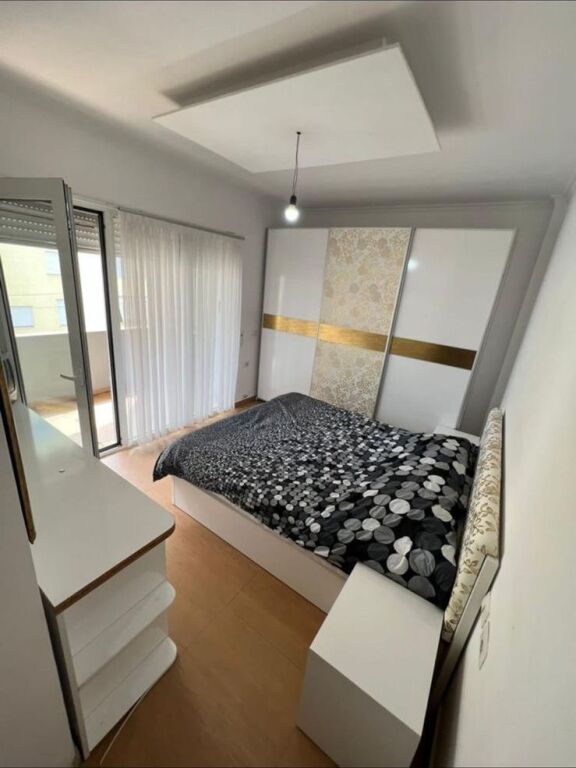 Shitet Apartament 2+1+2