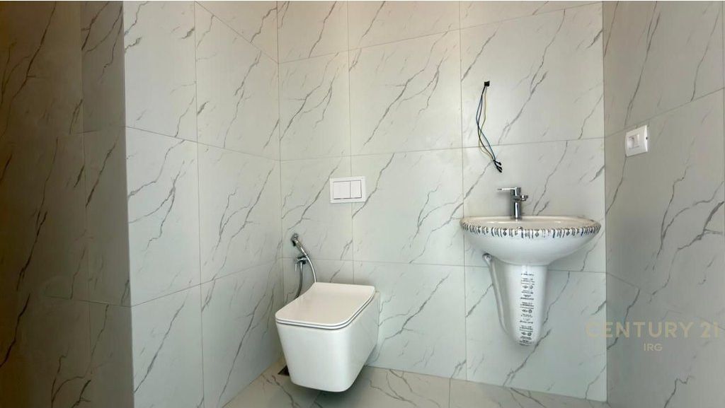 Jepet apartament 3+1+2 per Zyra tek Rruga e Barrikadave!